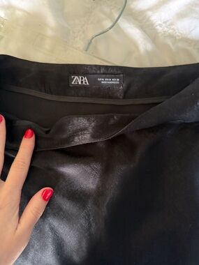Zara satin effect midi skirt
Size M
Excellent condition
